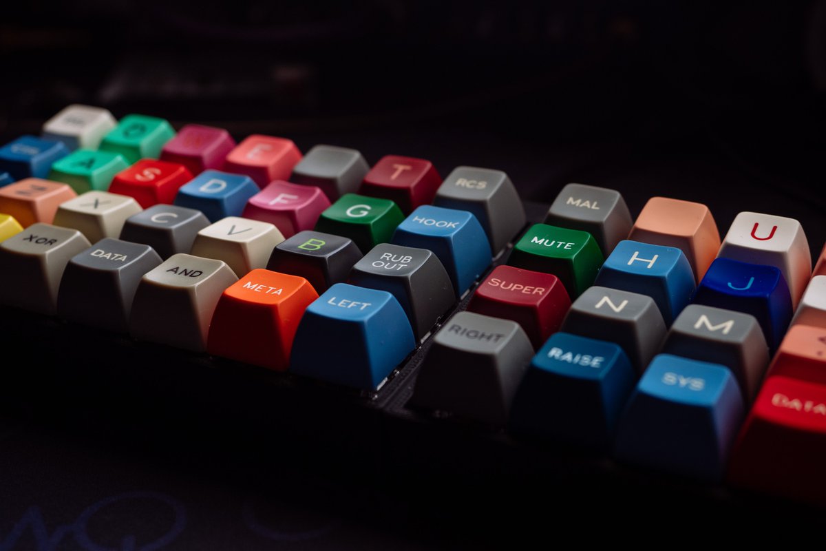 Title: びあっこメソッド
Keyboard: Casasagi Oリングマウントケース
Switch: Everglide Amber Orange + Sakura Pink
Keycap: SP SA
#KEEB_PD #KEEB_PD_R45