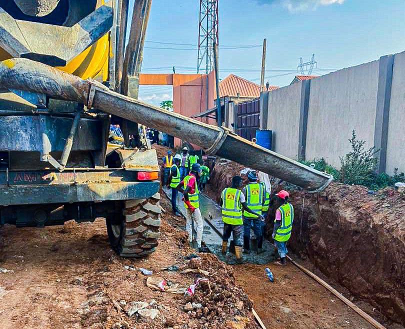 AffairsOgun's tweet photo. Drainage works have begun at base of drain on Somorin-Kemta Road in Abeokuta.
When completed, the road will serve as a major bypass for those travelling to Ibadan from Idi-Aba and its environs.
#DapoIsWorking
#dapoabiodunatwork
#Iseya
#OgunTwitterCommunity https://t.co/Eeyg4foVnO