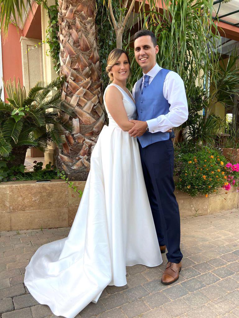 FallaOeste's tweet photo. Tota aventura comença amb un sí! 🔥 Des de la vostra falla volem desitjar-vos @juanpeee10 i @marietafeliu qué gaudiu molt amb aquesta nova etapa! Enhorabona parella! 💍💛
👉 https://t.co/witbaWH6mV
#SomDeLOeste #BodaJPiM #FallaOeste https://t.co/80RFPjGboY