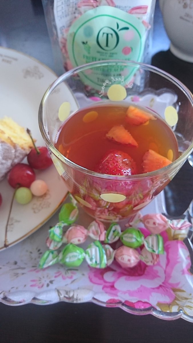 LnisdFvues1rEyz's tweet photo. いちご紅茶とフルーツチョコ😋🍴💕
#TAKANO
#FRUITCHOCOLATE
#シャインマスカット
#白桃 https://t.co/aAFF9kTuh3