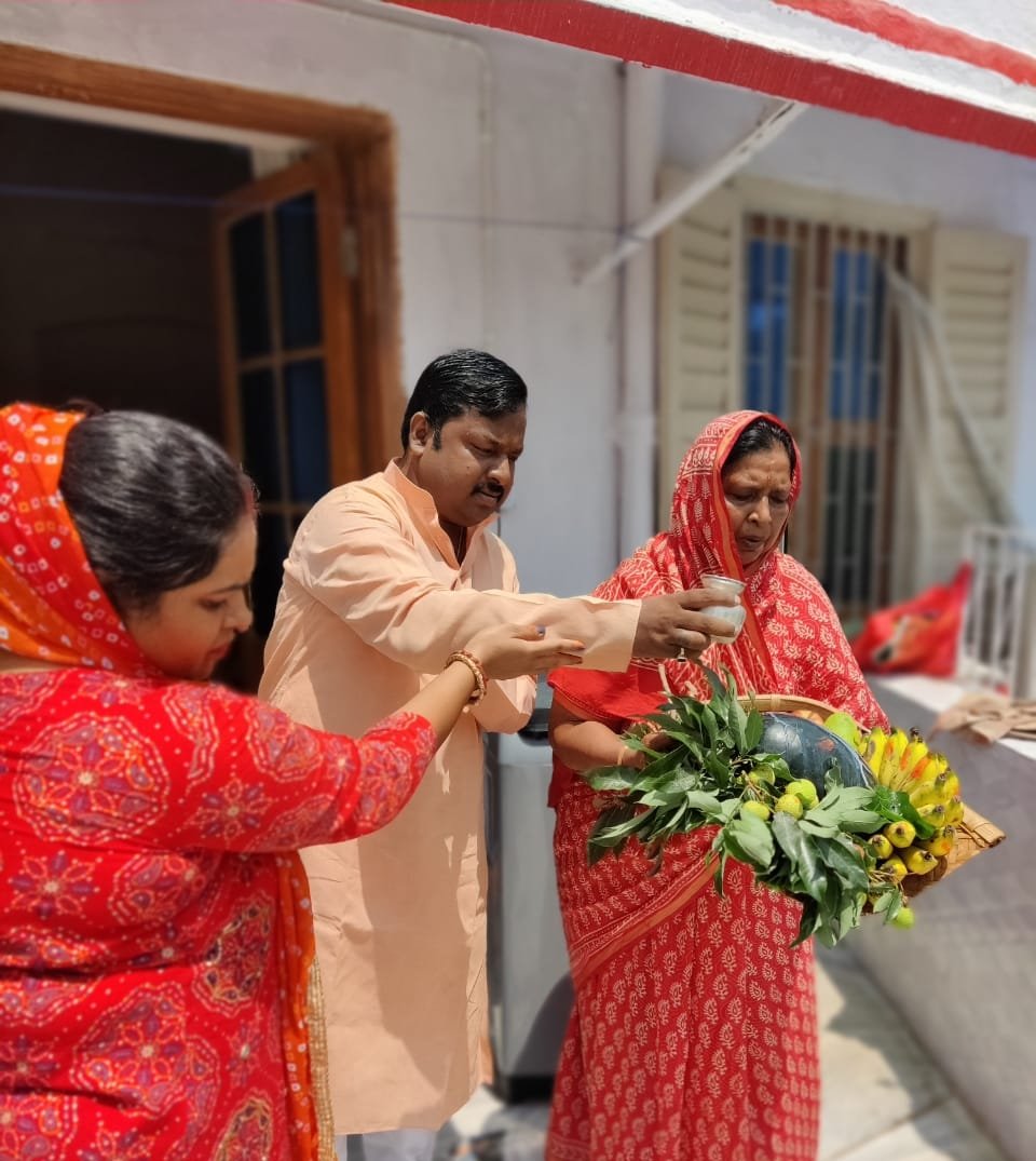 renu_bjp's tweet photo. एकादशी व्रत के पावन अवसर पर परम् पिता परमेश्वर की अराधना की एवं सभी संकटों,व्याधियों से मानव जाति की रक्षा करने की प्रार्थना की। https://t.co/8pRSCZnaf7