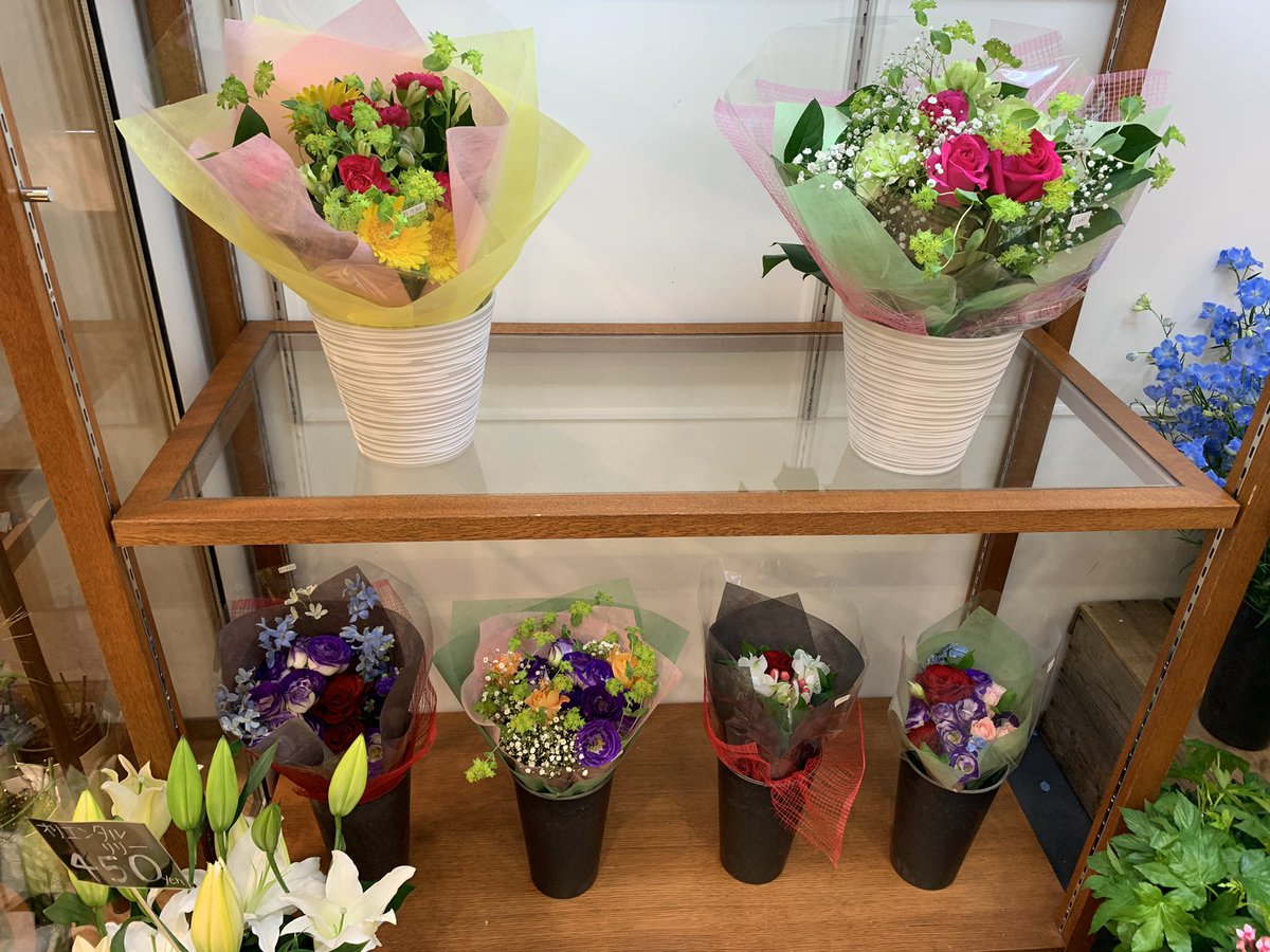 coco_cura's tweet photo. 本日はブーケが豊富です💐
贈り物やご自分へのご褒美にいかがでしょうか？

#フローリスト #フラワーデザイナー #フラワーコーディネーター #お花 #花 #フラワー #お花のある暮らし #お花好きな人と繋がりたい #お花屋さん #花屋 #ブーケ #花束 #flower #flowershop #フラワーショップ https://t.co/KtYbZoHuQX