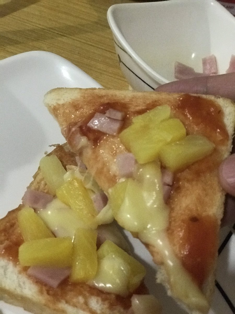 Jjcruz2's tweet photo. Pssst! Pizza gusto mo, share tayo?๐
#hawaiianpizza #tastybread ๐โฅ๏ธ https://t.co/hH8zArTiRO