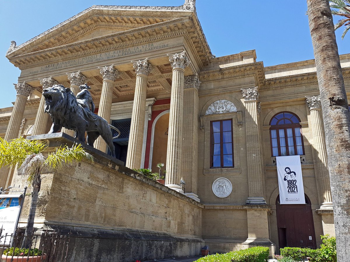 CaterinaChinnic's tweet photo. Un tempio della cultura e due combattenti per la legalità: al #TeatroMassimo di #Palermo il telo in onore di #Falcone e #Borsellino, e i loro volti come a ricordarci che la cultura, fonte di libertà, è uno strumento essenziale nella lotta alle mafie
#23maggio #PalermoChiamaItalia https://t.co/MIQeD7xehY