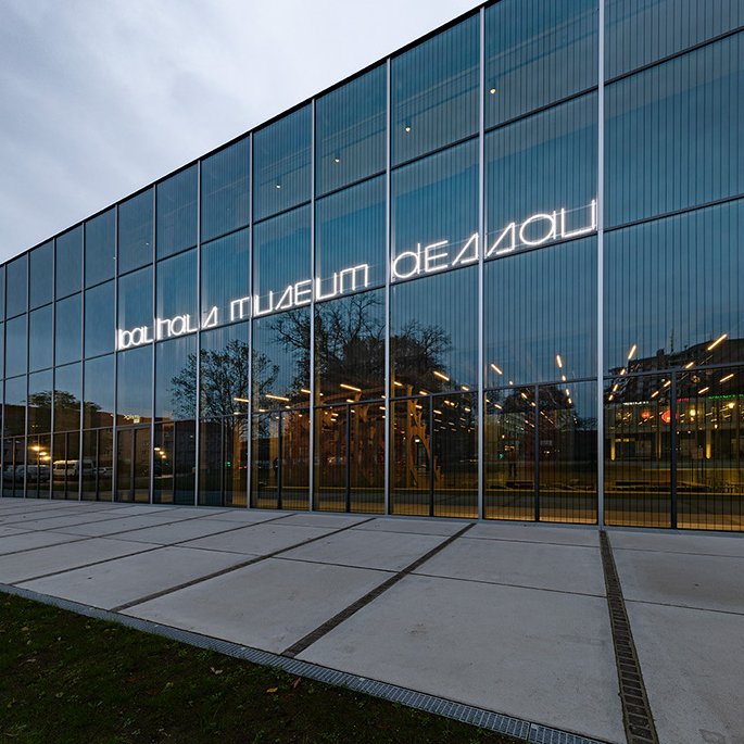 SiemensInfra's tweet photo. The Bauhaus Museum Dessau @gropiusallee in Germany opened its doors in 2019. The 5,000 m² building features the world's second-largest collection of the #Bauhaus and some of our smart technology to help keep visitors and its extensive collection safe. 📸
#SmartSightsSunday https://t.co/w3WpezeIUH