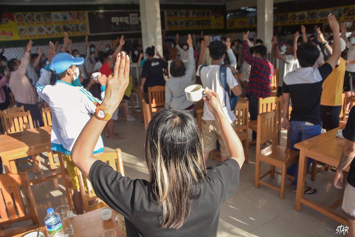Choco19771813's tweet photo. The powerful crowd of Mandalay Coalition Strike staged a strike at a teashop chanting anti-coup slogans. Under the coup, even morning teatime becomes our revolution time to show our opposition of military regime. #May23Coup #WhatsHappeningInMyanmar https://t.co/uRaCmPrpaA https://t.co/tj7bWReWg1