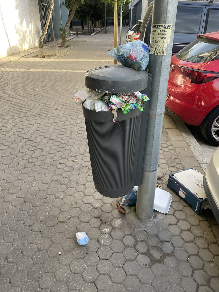 maliconejo's tweet photo. @LipasamSevilla Podéis quitar esta papelera de la Avda Kansas City, 70. Aquí la gente es muy guarra y en vez de tirar la basura al contenedor que está a 30 metros la tira en la papelera. Gracias https://t.co/0dlFLmRqtW