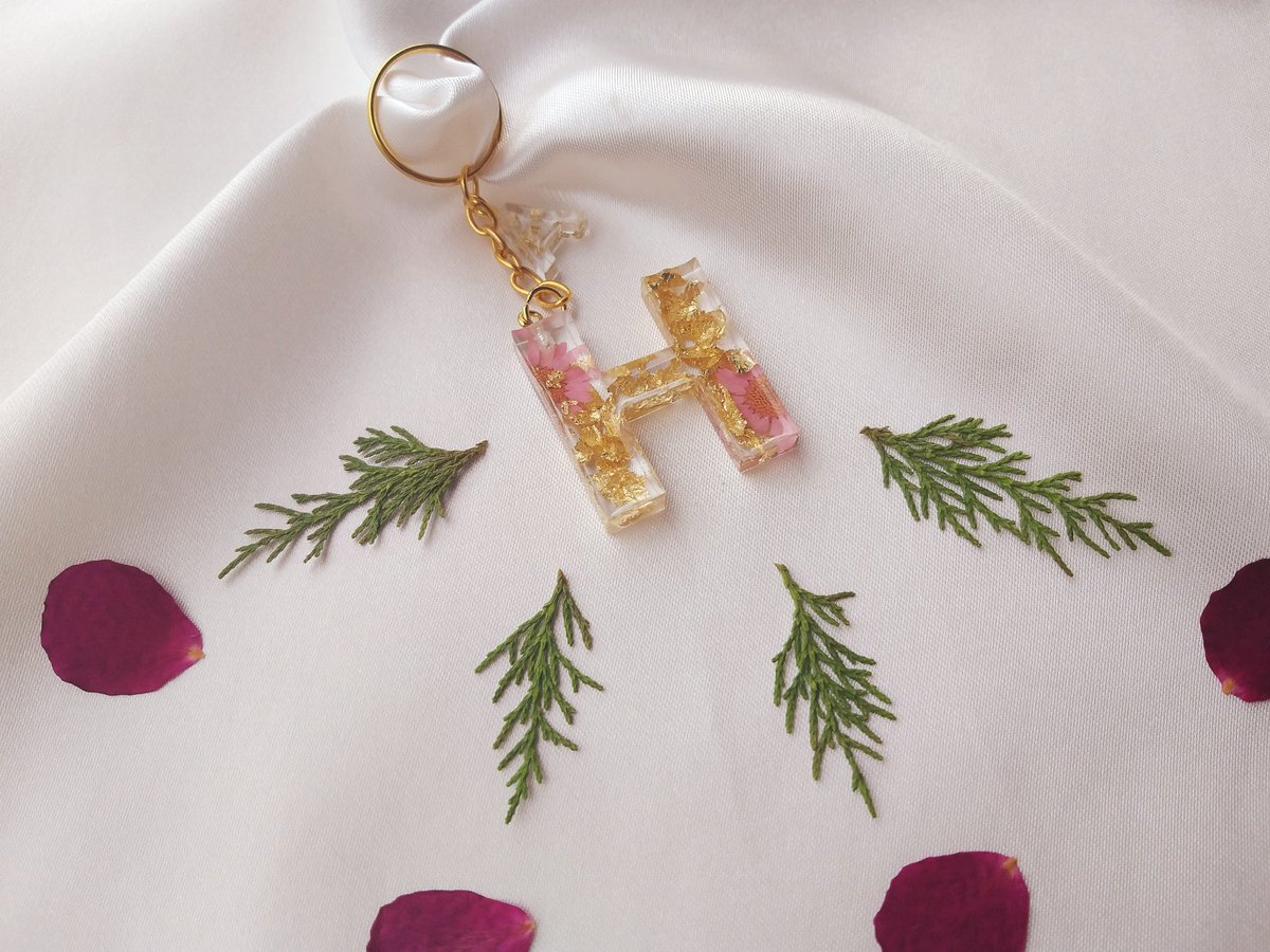 sahintasarimm's tweet photo. Bu anahtarlıklara aşık oldum 
.
.
#resin #reçine #handmade #sevgili #elyapımı #papatya #gerçekçiçek #smallbusiness #renkler #daisy #aesthetic #epoksi #design #art #home #game #hediye #sevgili https://t.co/XuYg6RySRC