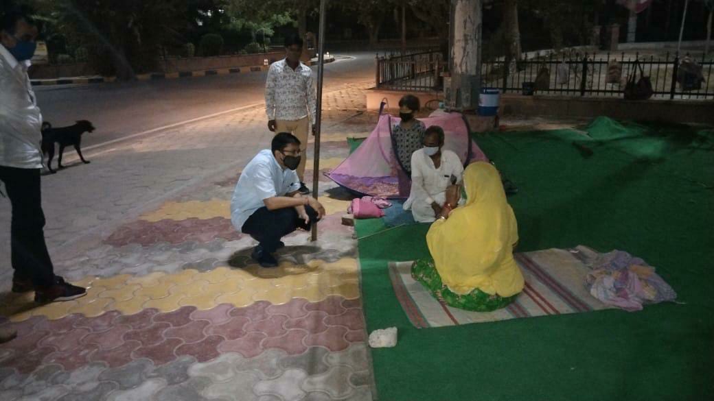 GopalPareek0001's tweet photo. जहां एक तरफ छत्तीसगढ़ के डीएम जो चलते लोगो का फोन तोड़ चांटा जड़ रहे है और एक हमारे #बीकानेर के जिला कलेक्टर  @namitmehta_1 जी है जो कि जमीन पर बैठ कर धरने पर बैठी महिला की समस्या सुनते है। आपकी संवेदना को सलाम 
हमे आप पर गर्व है हजारों सलाम इस किरदार को!! सैल्यूट सर https://t.co/3FSWfZLcq4