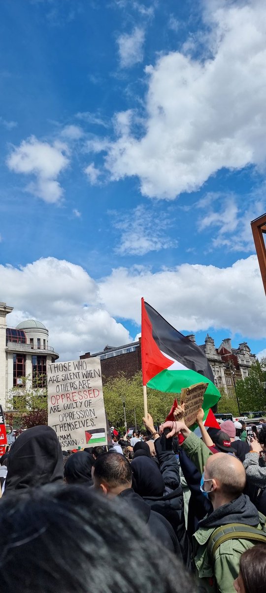 BThroughParty's tweet photo. Happy #SocialistSunday!

Solidarity with the hundreds of thousands protesting yesterday across the country to #FreePalestine 🇵🇸 https://t.co/7Rtyc47Vzi