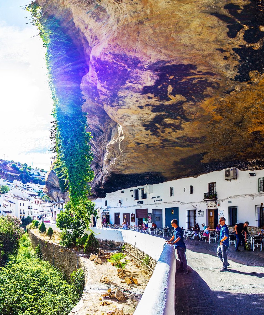 CadizTurismo's tweet photo. ¡Comenzamos un nuevo día de forma espectacular! Porque la provincia de Cádiz es singular. ¡Y es plural! Se vive durante todo el año. ¡Y tiene magia para dar y regalar! 😃 #FelizDía @diputacioncadiz Foto: @SetenilO @aytodesetenil Autor: Juan Chaves Alcoba. https://t.co/mHfqxnByzh