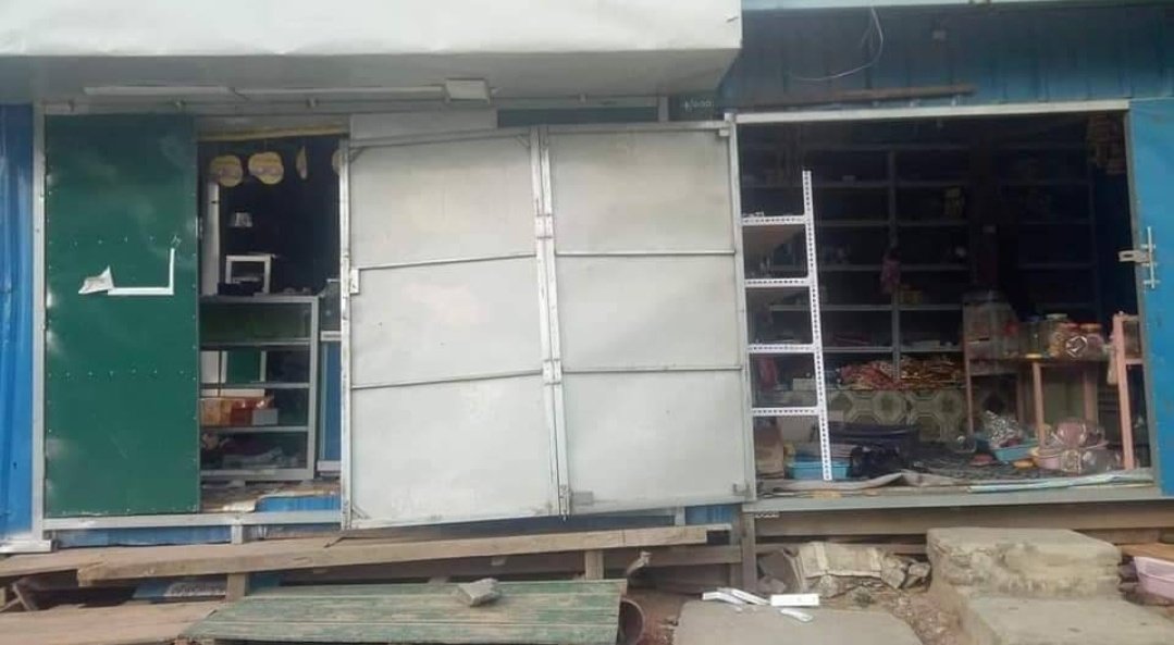MayWongST's tweet photo. With clashes between #Myanmar #military &amp; civilian-formed Chinland Defense Force in #Mindat #Chin state, thousands have fled town, leaving less than 1,000 residents remaining as I've been told. I'm also told military allegedly broke into &amp; looted shops #WhatsHappeningInMyanmar https://t.co/FqIm0aNcKY