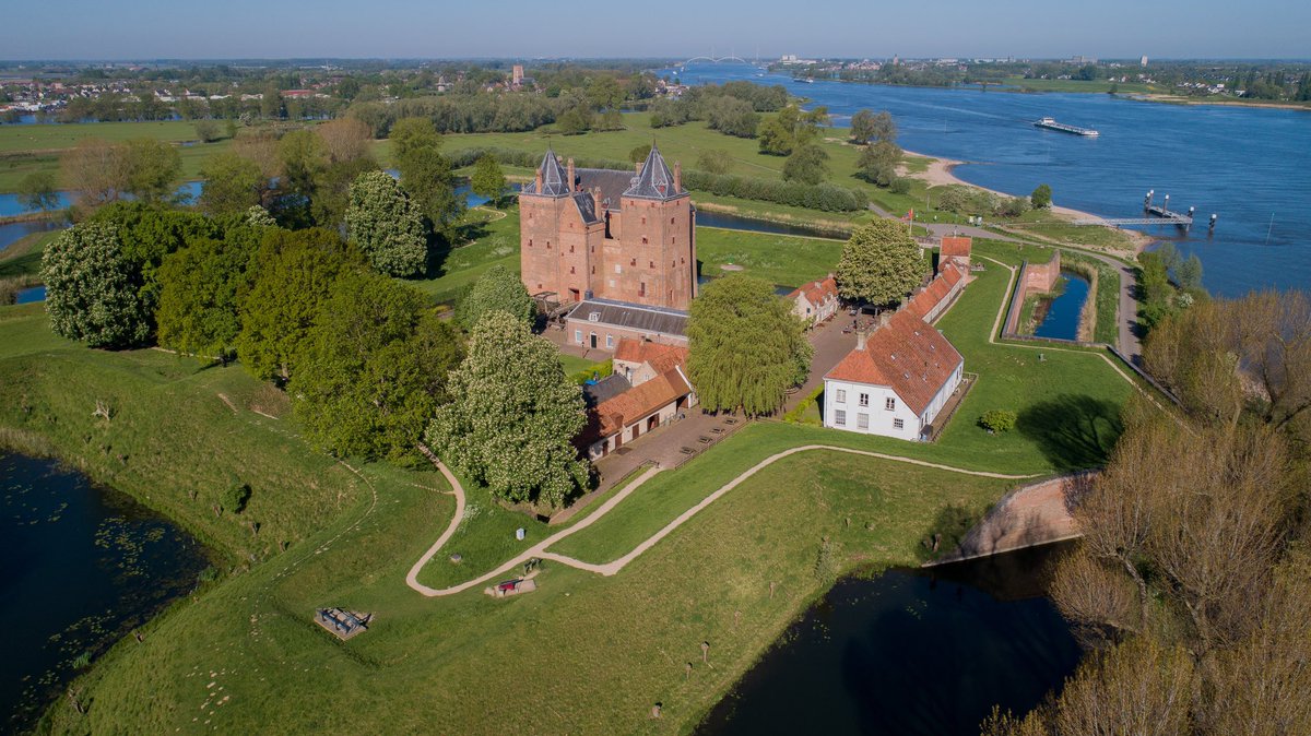 Ben jij dé horecatijger of museumgids die we zoeken en zie jij jezelf al helemaal werken bij Loevestein? Neem dan een kijkje tussen de openstaande vacatures: slotloevestein.nl/organisatie/va…