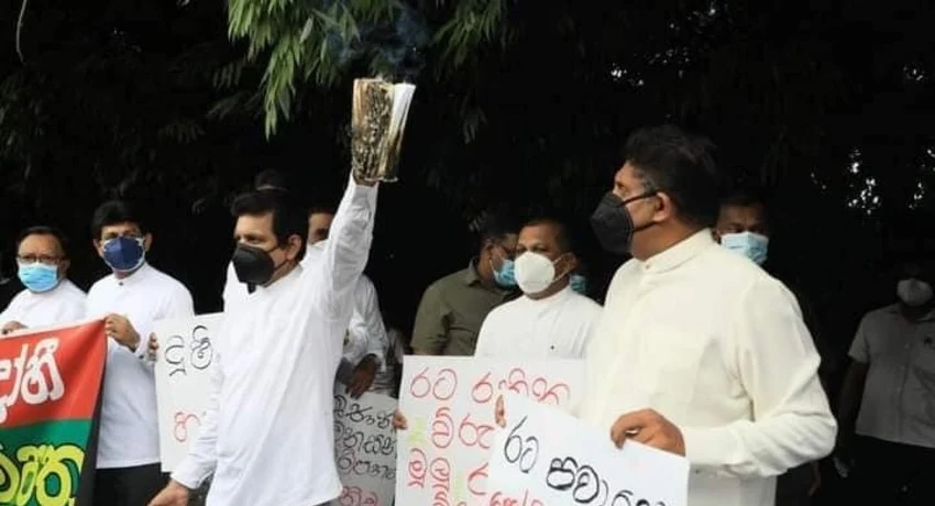 maannapperuma's tweet photo. මුජිබුර් රහුමාන් මහතමයා සහභාගි වුනේ නෑ මං හිතන්නෙ කොවීඩ් ආසාදිත නිසා, රට චීන කොලනියක් වෙන එකට විරුද්ධ වෙන්න ගිහින් විපක්ෂ පොකුරක් පටන් ගත්තානම් මාර අවුලක් තමයි #PortCity #SriLanka #SJB #විපක්ෂපොකුර https://t.co/AcJ4kIZRdh