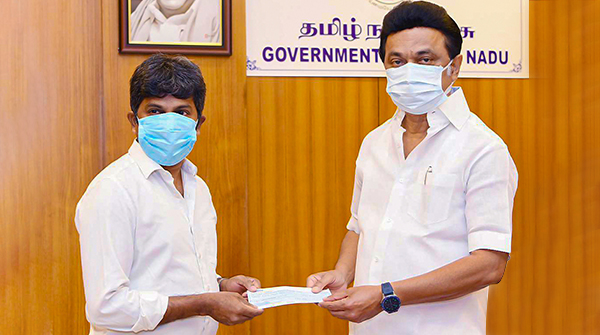 OriyaMatrioff's tweet photo. https://t.co/vaVyh3ms3Z contributes Rs. 50 lakh towards Covid-19 relief. https://t.co/vaVyh3ms3Z Founder and CEO, Murugavel Janakiraman, met Hon'able Tamil Nadu Chief Minister Mr. MK Stalin and handed over a cheque of Rs. 50 lakh towards the TN CM Public Relief Fund for Covid-19 https://t.co/mUZno9nKfg