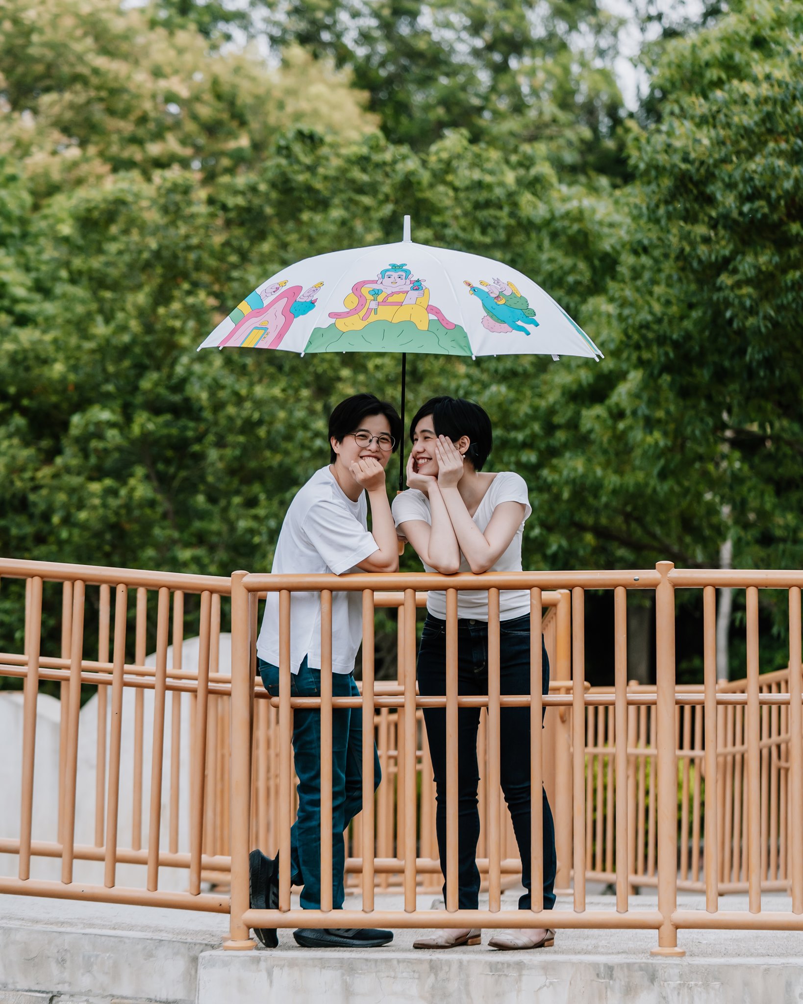 楊双子 女友星人 太太星人日記 她們於18 年底同居 總統大選前一天結婚 現在仍在自己的twitter 更新 女友星人太太星人日記 與 娶到木頭嬌妻 楊双子說這個名字的