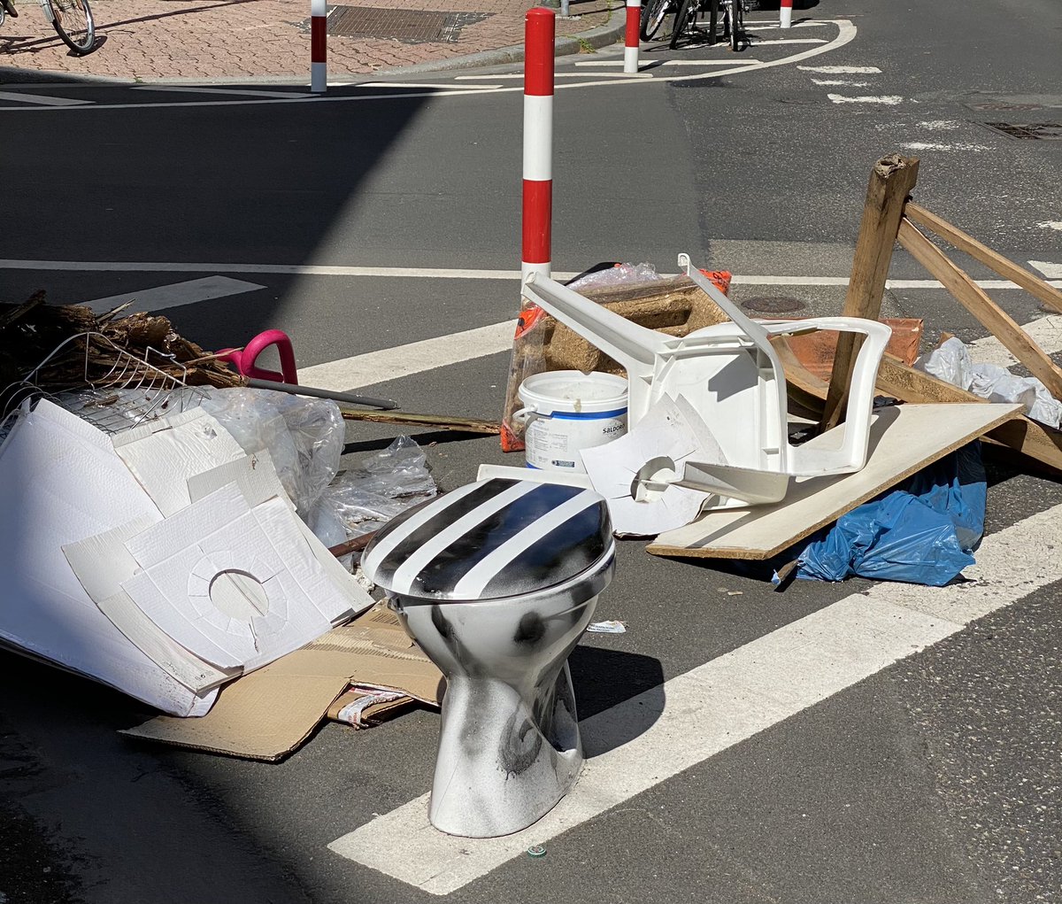 pwellhoefer's tweet photo. Neue Koalition im Römer in Frankfurt. Zack, schon gibt’s mehr öffentliche Toiletten. https://t.co/Z9ZzPf6e63