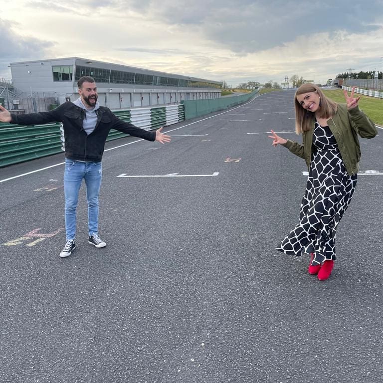 mairetreasa's tweet photo. Bhí an-chraic agam féin 's @johnsharpson á thaifeadadh seo! 🎥

The schools competition to design &amp; race the fastest miniature F1 car 👊🏻 

🏎️'F1 sna Scoileanna'
📅ANOCHT/TONIGHT
 📺20:30 ar @tg4tv https://t.co/FuqQapF3k0