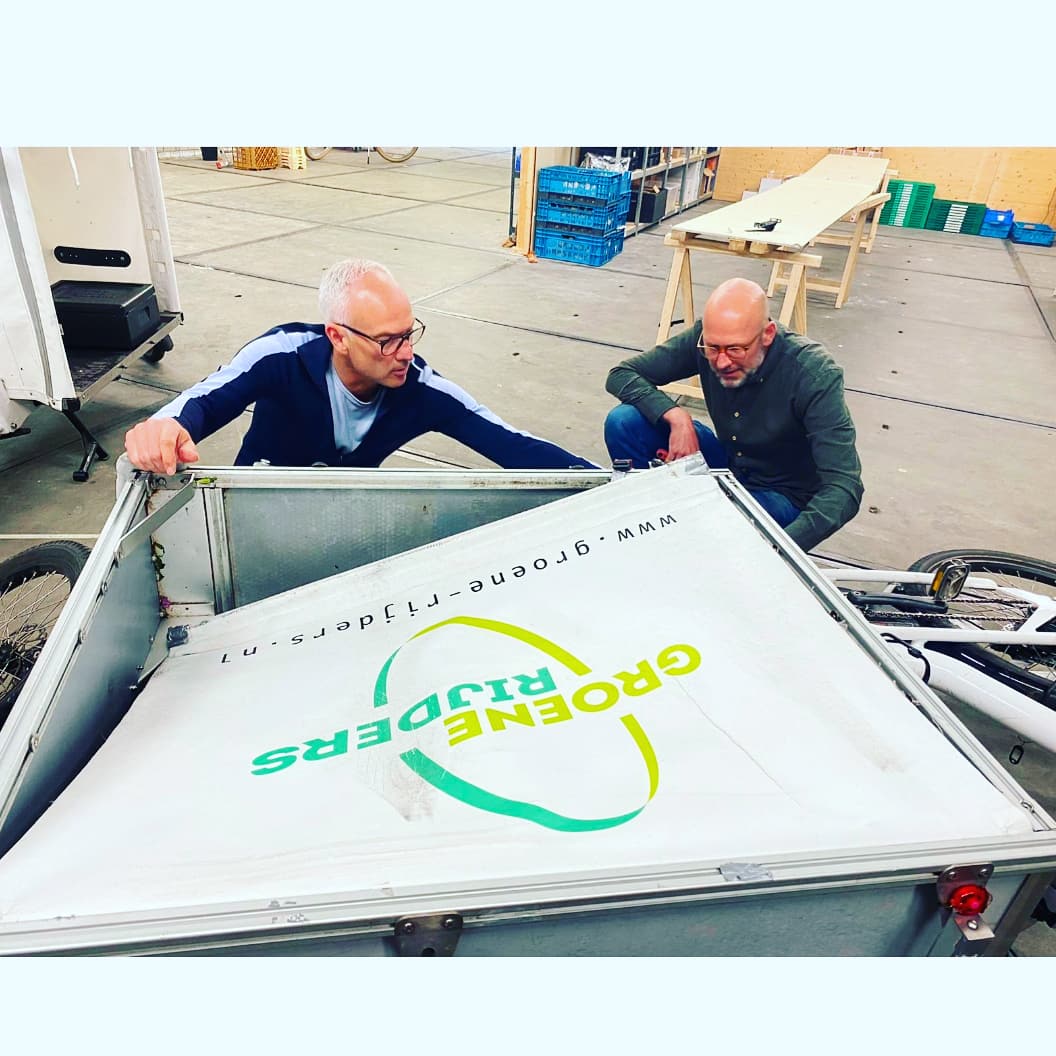 De oprichters van de Groene Rijders Steven en Johan zijn van alle markten thuis😄🤩

Van marketing, sales.... Tot fietsen maken🚲