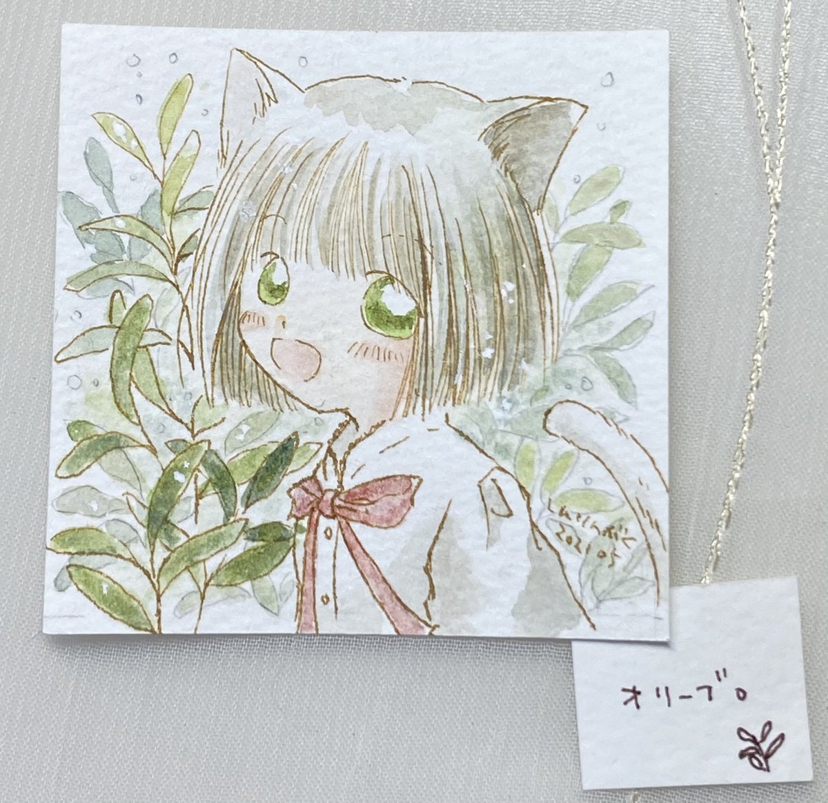 白猫さんと植物のミニ額シリーズ。
せっかくなのでひとつずつ。みかんの花、オリーブ、ヒメコバンソウです。
大好きと思える緑色の絵の具を手元に届けてもらって、多分初めて、水彩の色を紙に乗せるのがこんなにも楽しいって思えたような気がします。緑はいいねぇ…🌿✨