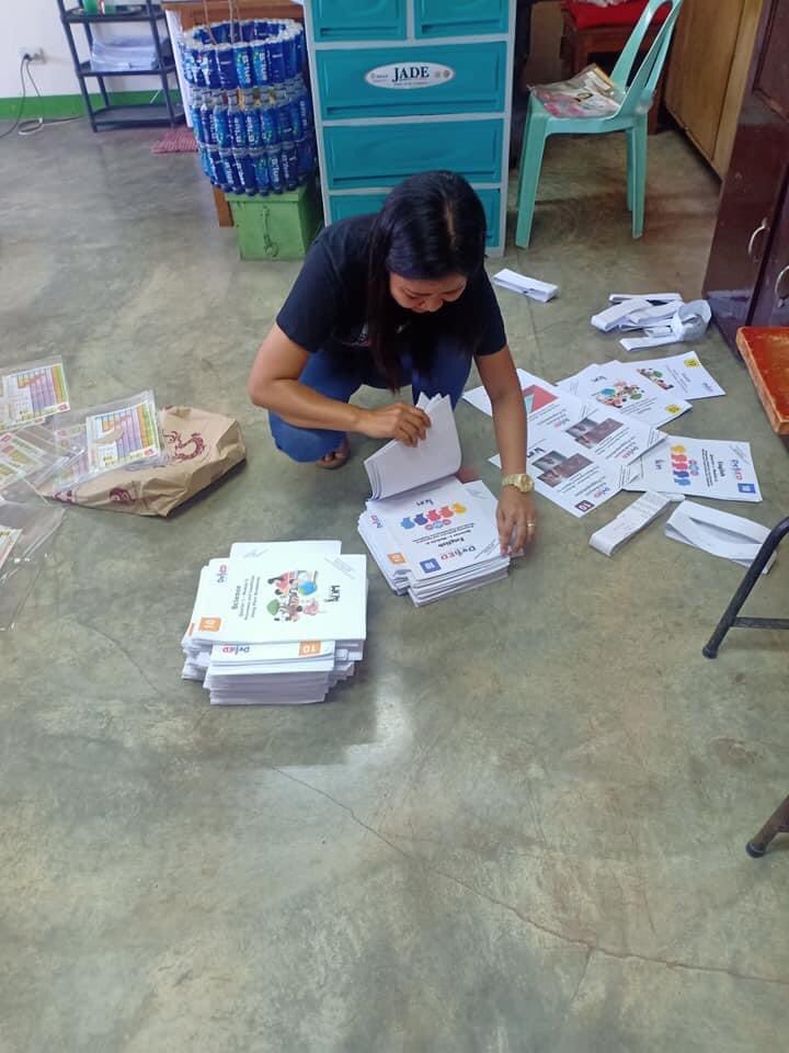 CrisFelicitas's tweet photo. Mga Gurong Bayani sa WILBUR C. Go  NATIONAL HIGJ SCHOOL
#patience is a virtue
#KMJS https://t.co/attZ1gVHJl