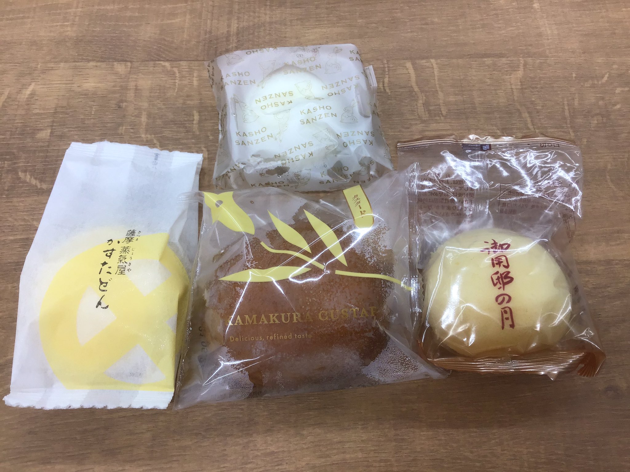 クロコ 5月2回目のランチプチイベントは 類似品食べ比べ 萩の月 の類似品 という企画だった けれど 東京駅で買えるのは 萩の調 しかなくて残念 上の白いのが 萩の調 仙台 左から かすたどん 鹿児島 鎌倉カスター 御用邸の月 那須