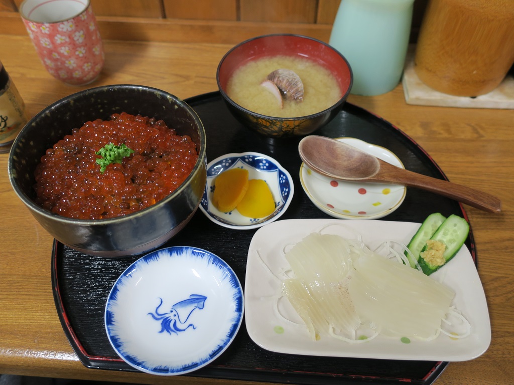 qt_yoshimoto's tweet photo. 函館朝市で食べた朝ご飯です
味の一番さんのいくら丼といか刺しのセット、恵比寿屋食堂さんの朝市丼、きくよ食堂さんのイカ刺し定食です
https://t.co/NeDUE1TOKK #ジーン吉本 #アイプラス #北海道 #函館 https://t.co/Ob8ienVg1b https://t.co/FSf5qAqaY2