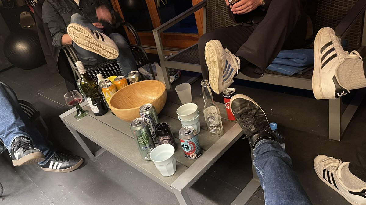 jstokka's tweet photo. Om å møte seg selv i døra: Husker jeg humra litt for meg selv om denne guttegjengen fra Asker men slik ser det altså ut i egen kohort, menn 40-50 møtes en lørdagskveld. https://t.co/hOExtpVa3Q