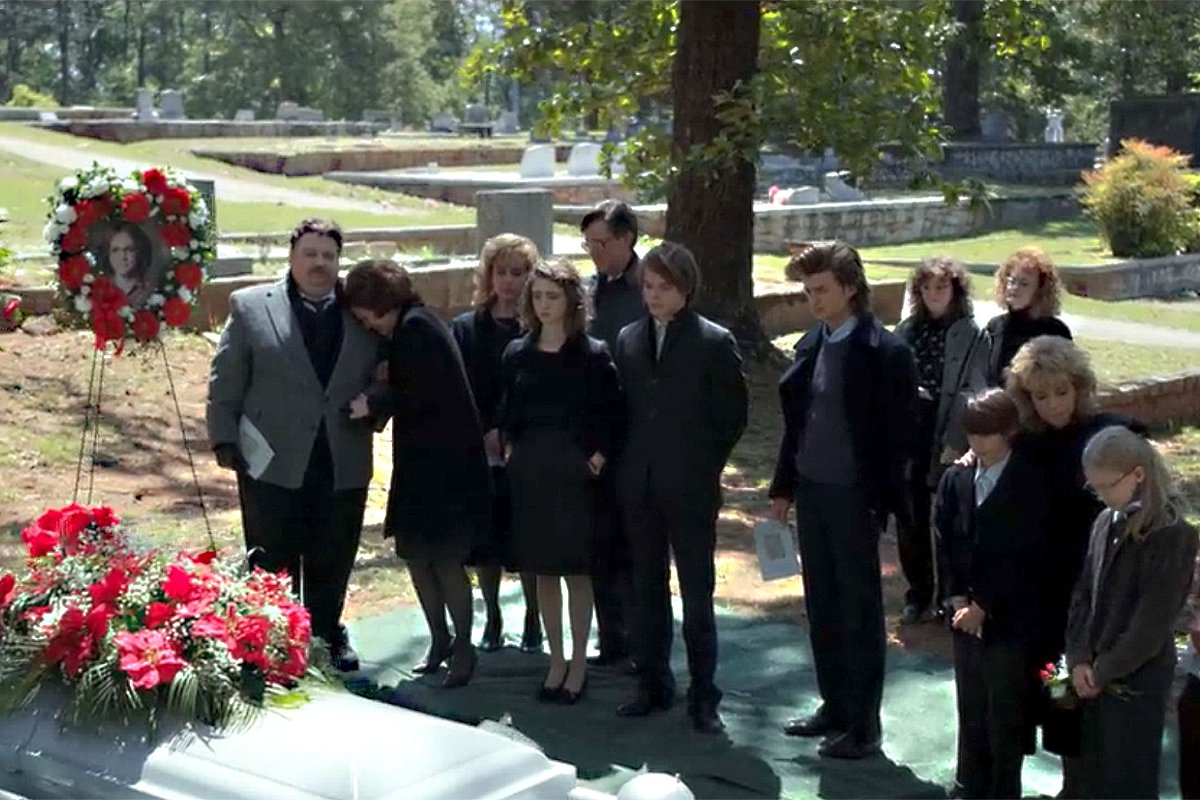 StrangerNews11's tweet photo. They were filming yesterday some scenes at Hawkins Cemetery...😱👽🤔 https://t.co/UfX883VRxI