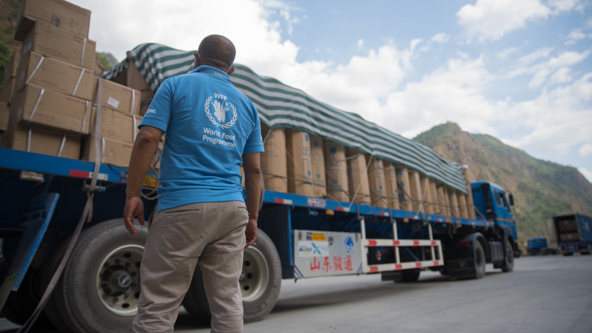 WFP_Nepal's tweet photo. #Today, @WFP tog/w #Govt of #Nepal @mohpnep transported 1⃣5⃣0⃣ cylinders w/over 3⃣0⃣0⃣0⃣0⃣ litres of liquid O2 donated by the #Chinese Govt 🇨🇳 #TAR from #Tatopani border port to #KTM.

Of them, 5⃣3⃣ were trucked to #TeachingHospital, 4⃣9⃣ to #PatanHospital &amp; 4⃣8⃣ to #BirHospital. https://t.co/xzbTYkD4nY