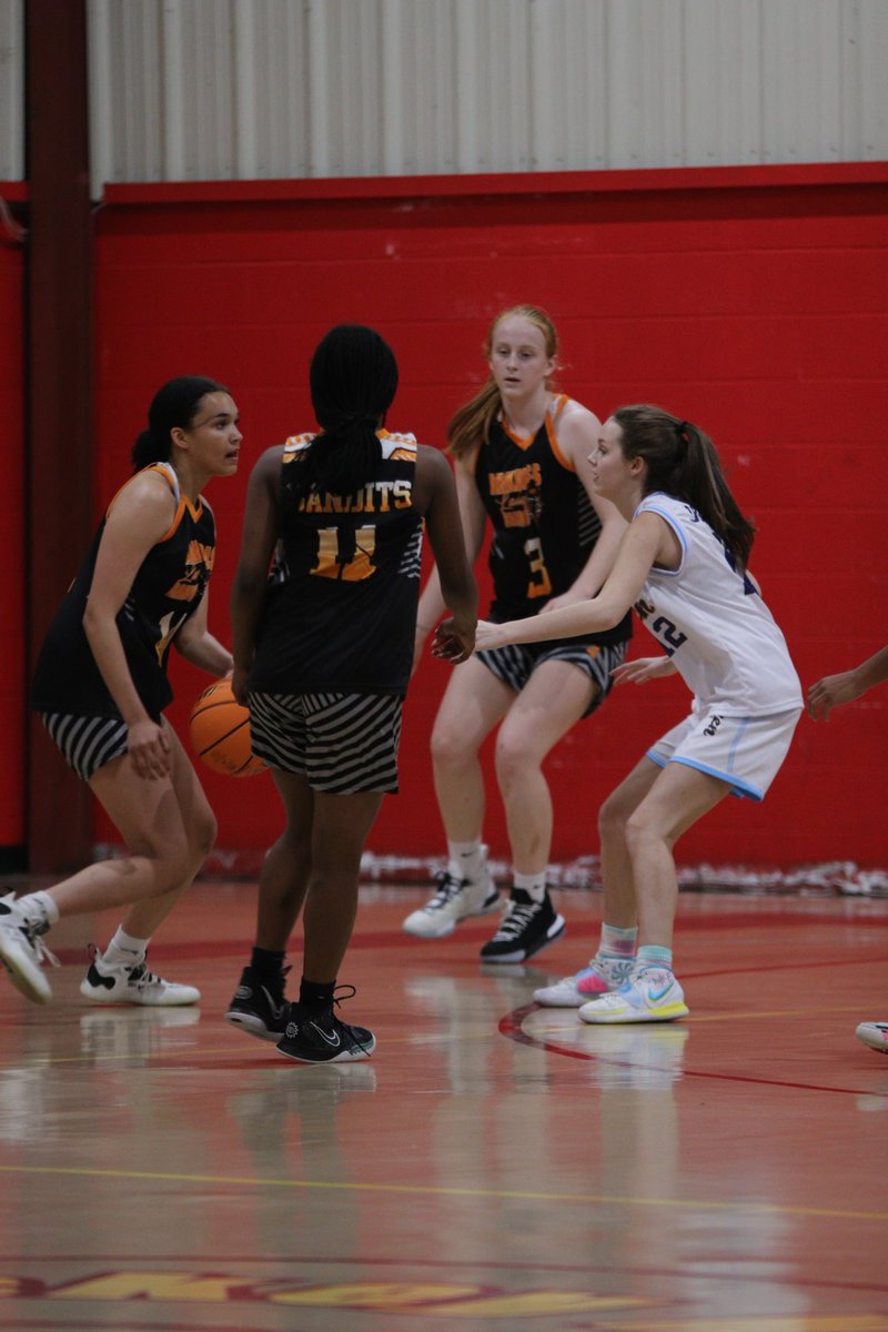 big73miller's tweet photo. Photos from the Meet Me On The Court Showcase in Jonesboro Arkansas. @lady_bandits @ARPrepSports @AYSABasketball @TAKEOVERSports @ArBallers @MajorPrepSports  @ladybandits_23 @CrunkdOutEnt https://t.co/f2UIga3zRs