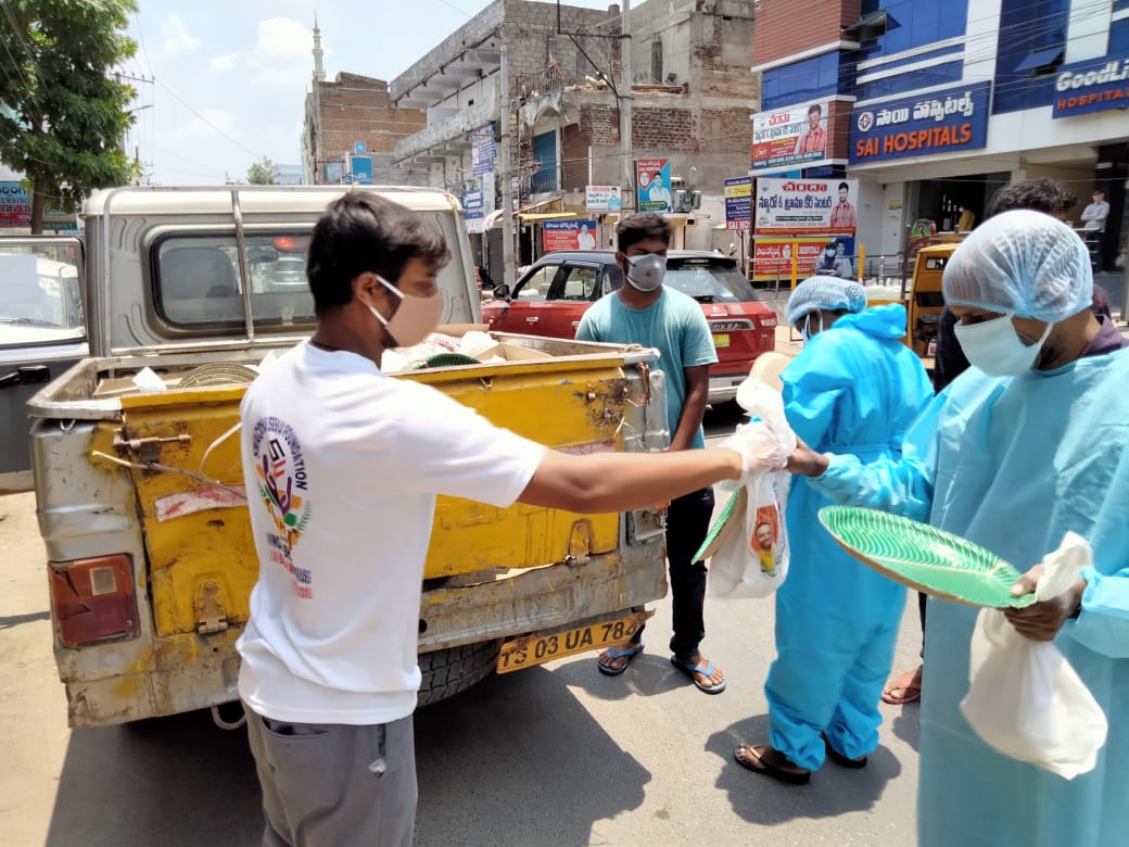 SwacchaSeva's tweet photo. #SwacchaSevaFoundation has donated 4023 Food packets today in &amp; Karimnagar. Today 4023 food stamps were distributed under the auspices of pinnoju Bhanu Srinivas Garu  Swaccha Seva Foundation. https://t.co/KVRy5r7k19 https://t.co/1F1alxSSdm