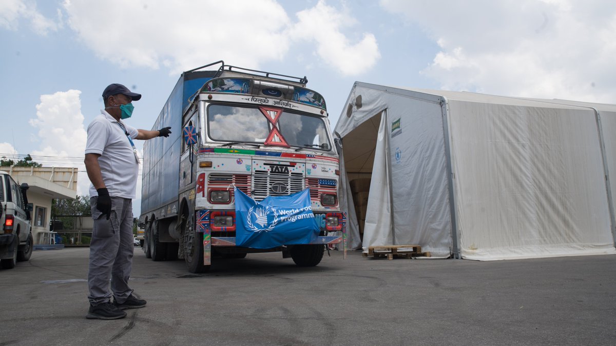 WFP_Nepal's tweet photo. #Today, @WFP tog/w #Govt of #Nepal @mohpnep transported 1⃣5⃣0⃣ cylinders w/over 3⃣0⃣0⃣0⃣0⃣ litres of liquid O2 donated by the #Chinese Govt 🇨🇳 #TAR from #Tatopani border port to #KTM.

Of them, 5⃣3⃣ were trucked to #TeachingHospital, 4⃣9⃣ to #PatanHospital &amp; 4⃣8⃣ to #BirHospital. https://t.co/xzbTYkD4nY
