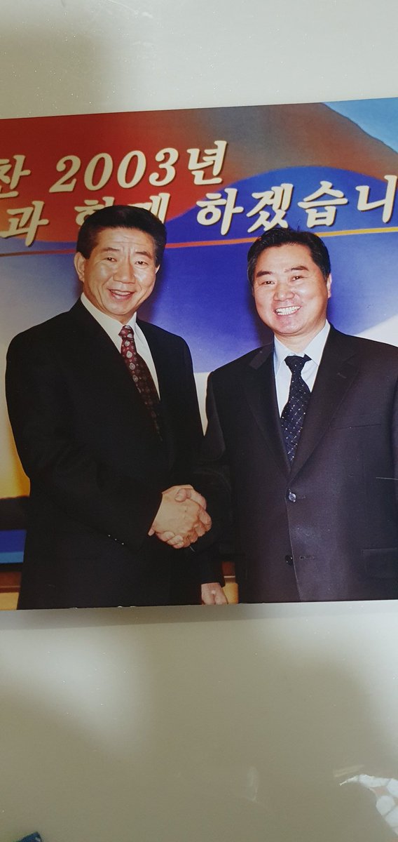 노무현 대통령님에게
빚을 갚는 일은
나라에 정의를 세우는 일!
그분은 세상의 거대악에 소신대로 말하고,
지침없이 싸우신 분이다.
나자신을 돌아보면 부끄러움이 앞선다
지근거리에서 모신 분들조차,
불의에 입닫을 때는
섭섭함을 느끼게된다.
노무현의 사람이라고 말하려면
노무현답게 살아야!