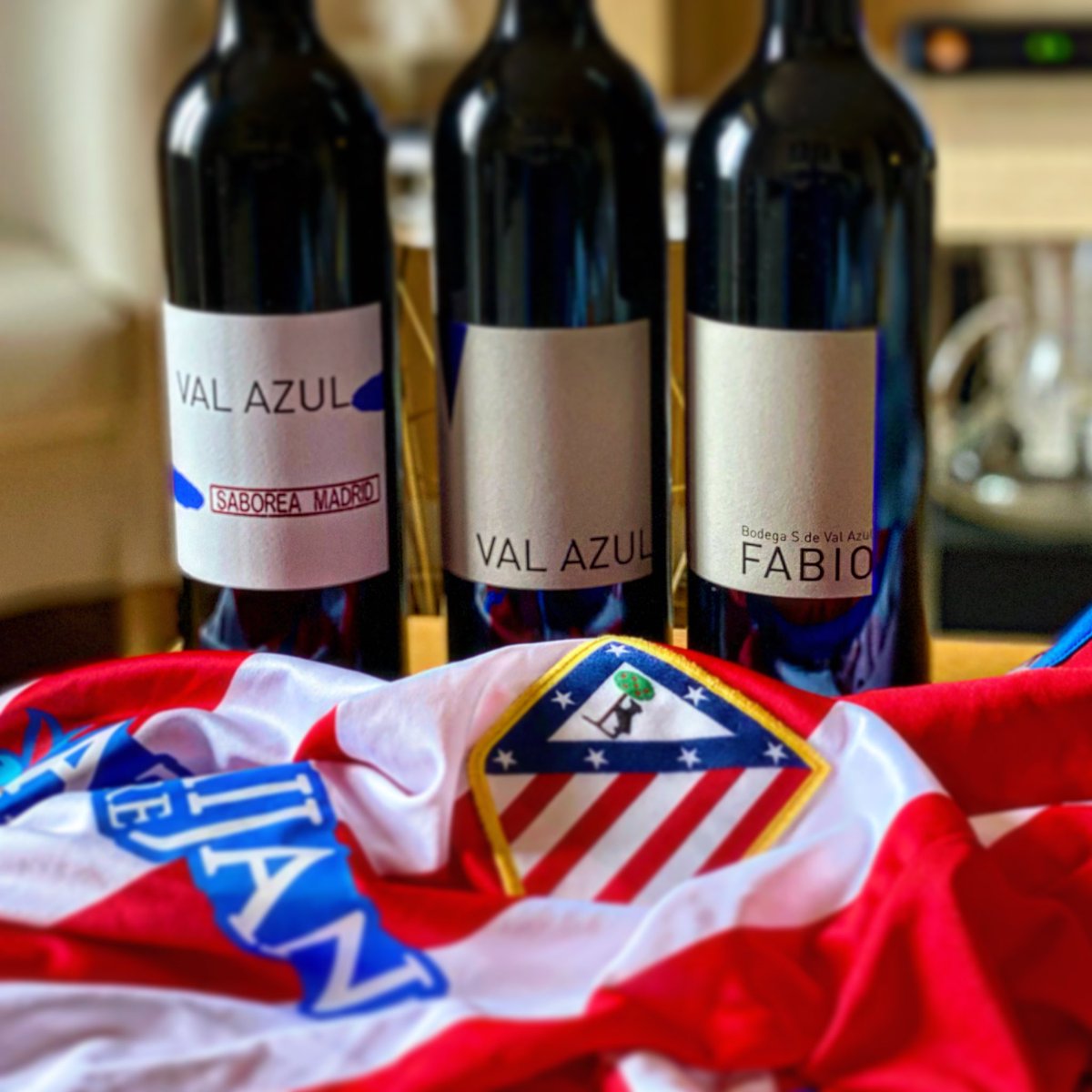 albgranados's tweet photo. Esta liga se queda en #Madrid y que mejor que celebrarlo con un vino de la “tierra”... Saborea Madrid, Val Azul o Fabio de @BodegaValazul de @VinosdeMadridDO que distribuye @clandevinos
#vino #wine #bodega #bodegavalazul #bodegasvalazul @Atletico_Oficia @Simeone https://t.co/b9tdGSAyxm