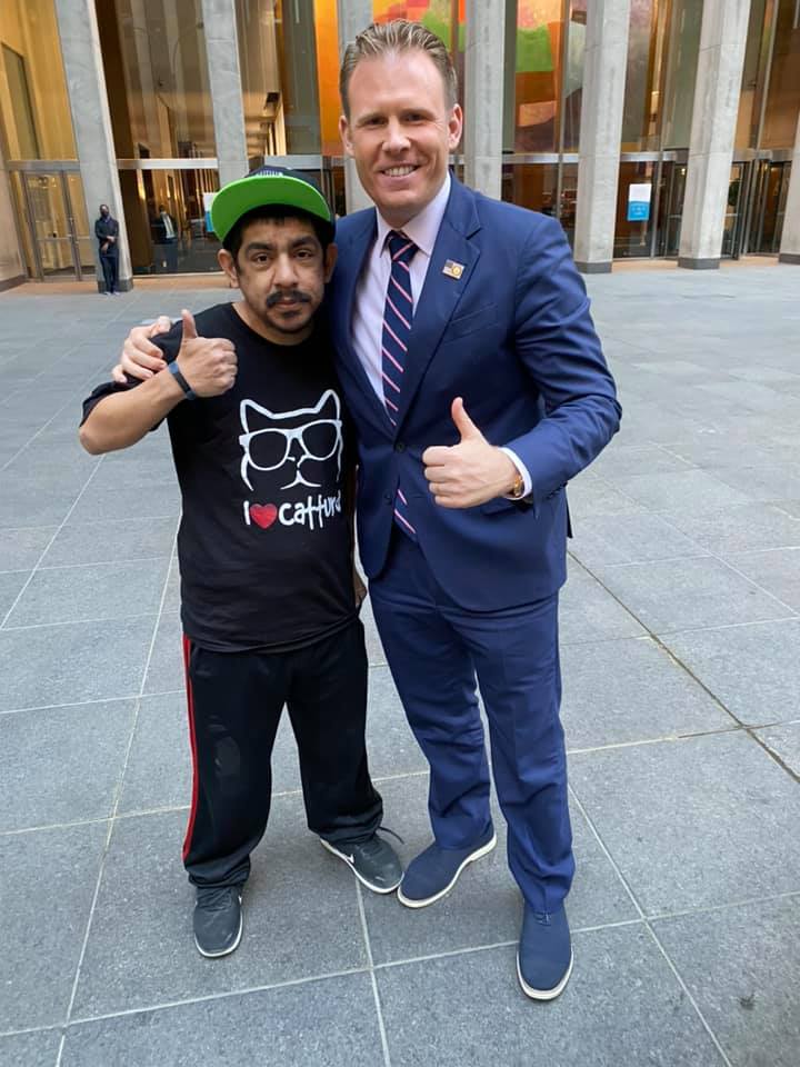 DasWonderGecko's tweet photo. Great to meet @AndrewHGiuliani Hopefully The next governor of New York #AndrewGiuliani
#politicaladvisor #Catturd #2022NewYorkgubernatorialcandidate #Consertive #Trump #ILoveCatturd #TheEmart #ThumbsUP #nyc #gutfeld https://t.co/jVFLCE4afX
