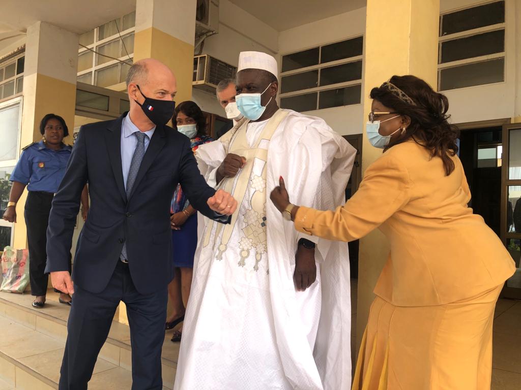 ChrisGuilhou's tweet image. Bienvenue à mon 15 000ème abonné! 🥳 Un grand merci à chacun(e) d&apos;entre vous qui suivez la #coopération 🇫🇷 🇨🇲 sous toutes ses facettes 🤝 Prochain objectif 20 000 !