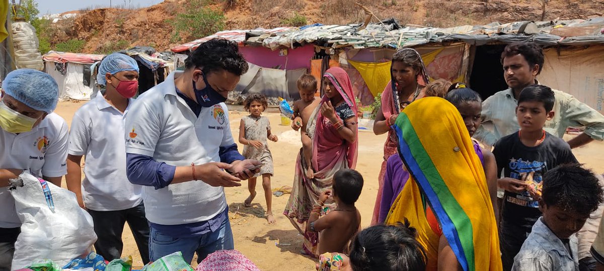 ummeedroshniki's tweet photo. झांसी : आईटीआई आदिवासी बस्ती में उम्मीद टीम ने भलाई की चेन का आयोजन कर वस्त्र वितरण किए 🙏

आप भी शामिल हो यहीं अनुरोध करता हूं 🙏

https://t.co/BcediZ3Muo https://t.co/NNbWG7wtkF