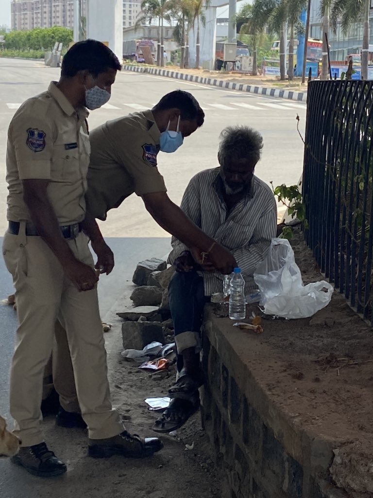 ValluriSPK's tweet photo. My volunteer captured this wonderful moment of Police and their love towards public.

PC Ramulu and PC Narasimhulu feeding a homeless person from their food packets at Gachibowli Cross Road.

Hats Off @TelanganaCOPs @cyberabadpolice @psgachbwli_cyb https://t.co/3c2WcXr5va