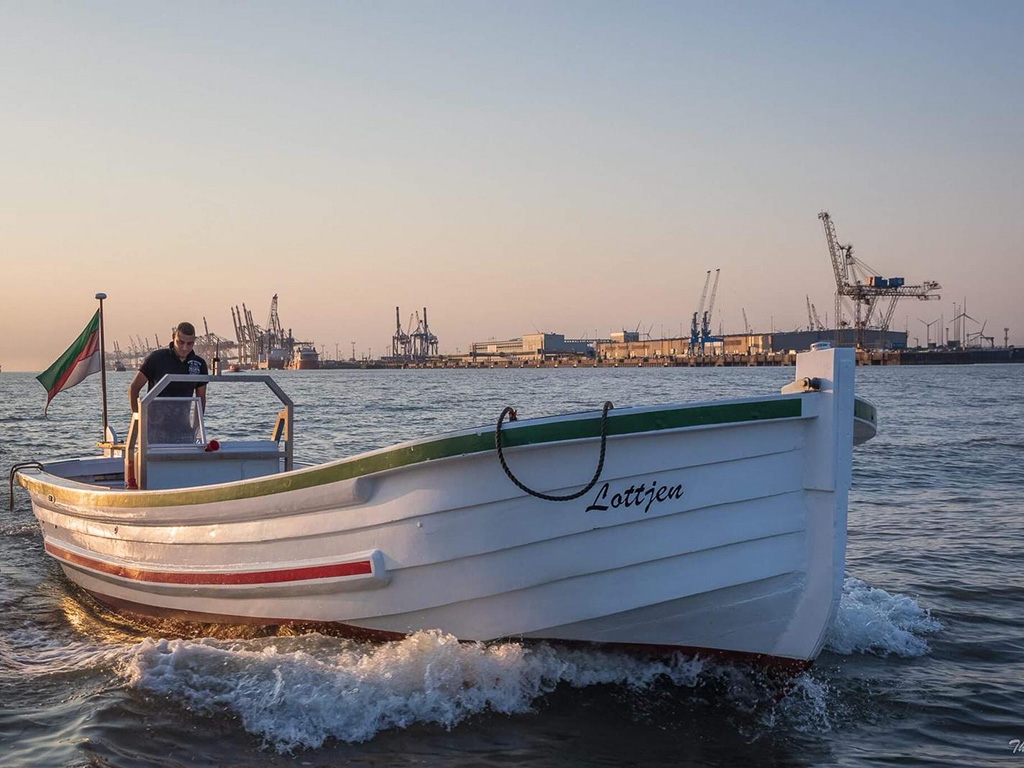BremerhavenInfo's tweet photo. Lust eine Fahrt mit dem #Wassertaxi #Lottjen zu gewinnen? Wir verlosen auf Facebook und Instagram bis zum 27. Mai um 10 Uhr 2x2 Tickets.🙂 #bremerhaven #bremen #nordsee #norden Foto: Thorsten Ernst https://t.co/kJL7zUftgQ