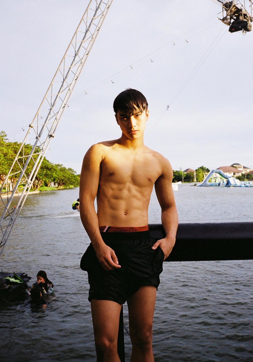 Tawan_V's tweet photo. ปีนึงแล้ว คิดถึง #เฟรนด์ขับ จัง ใครชอบโมเมนต์ไหนมาโพสให้หายคิดถึงหน่อย 💙 https://t.co/zR9nJ4AdoG