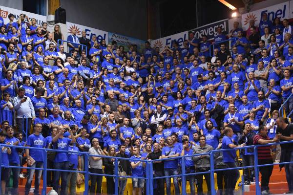ValturBrindisi's tweet photo. 23/05/2015 📌
25/05/2021 📌
6⃣ anni fa il quarto di finale playoff 🆚 Reggio Emilia: oggi la SEMIFINALE 🆚 Virtus Bologna 🏀
SEMPRE QUI PER TE ⚪🔵 #quiperte #ForzaBrindisi https://t.co/0TwmtPGHYR