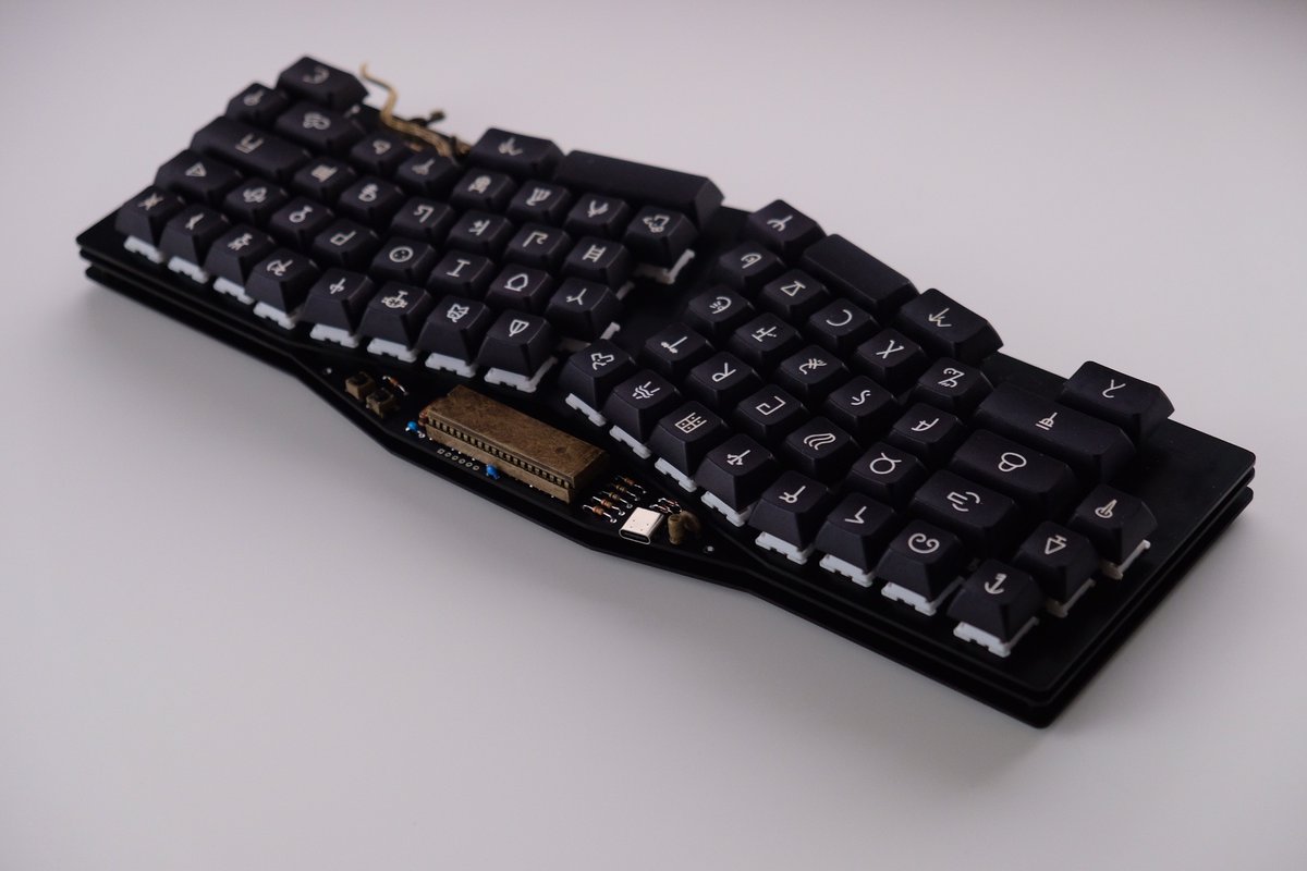 OOPARTS
Keyboard: Sesame
Switch: Feker Holy Panda, Durock Full POM
Keycap: XDA Linear A
#KEEB_PD #KEEB_PD_R45 #俺キー