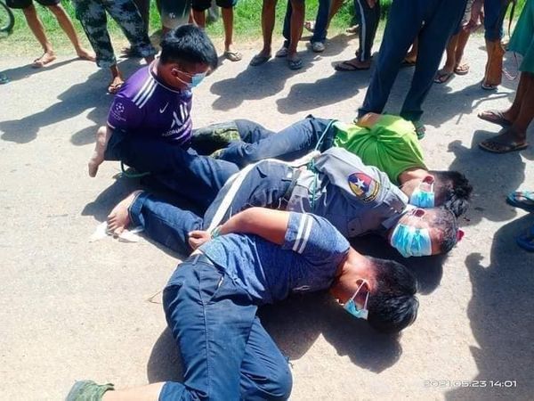 TostevinM's tweet photo. Fighters opposed to Myanmar's military junta seized a police station in the eastern town of Mobye and claimed to have killed at least 13 members of the security forces and captured four, local media said. #WhatsHappeningInMyanmar pictures from @IrrawaddyNews https://t.co/2xsvsvcE4B