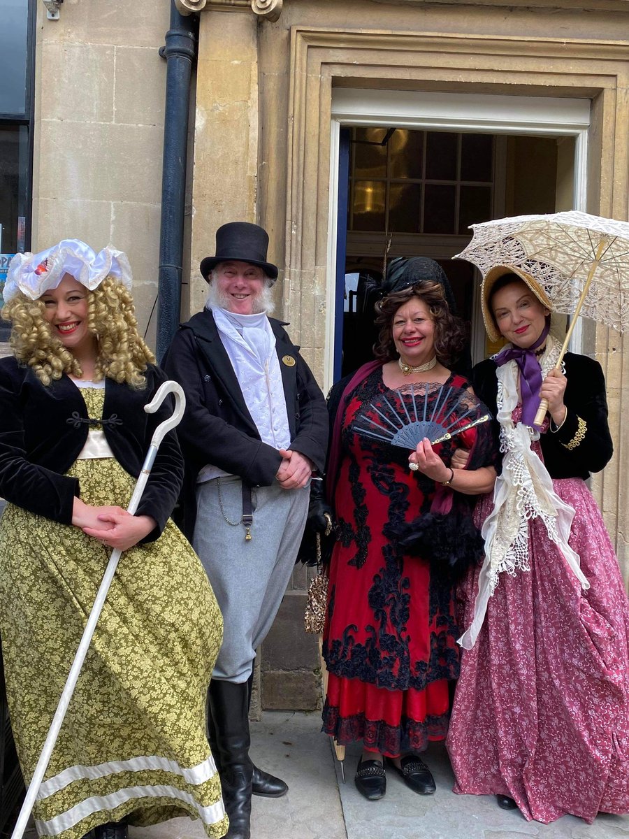 BathCurious's tweet photo. 'Mistress Moffette, Mr Bennett, The Duchess Alfreda and The Lovely Mrs. V. wish you a Splendid Sunday.'
Photograph courtesy of the Esteemed fifi73dee x https://t.co/tWn3srp11d