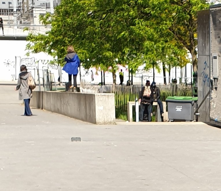 Stylingrad1's tweet photo. 23 mai 11h jardin d'Eole entrée basse. Une maman et son enfant passent devant 2 toxicomanes. Bizarrement ils respectent les règles, et leur zone dédiée de "20%" autant que @FrancoisDagnaud respecte les pourcentages. #StalinCrack #StalingradStyle #PlanCrackMonCul #SolidariteEole https://t.co/HiXrlmyAgo