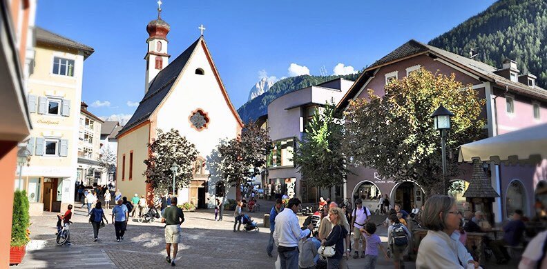 #Ortisei is a beautiful village located in spectacular #ValGardena at the heart of the iconic #Dolomites Alps. It is a great destination for summer activities like #MTB and #trekking and a Top #Ski resort in winter 👍🏼 #Dolomiti #Italy #Italia #dcqitalia
