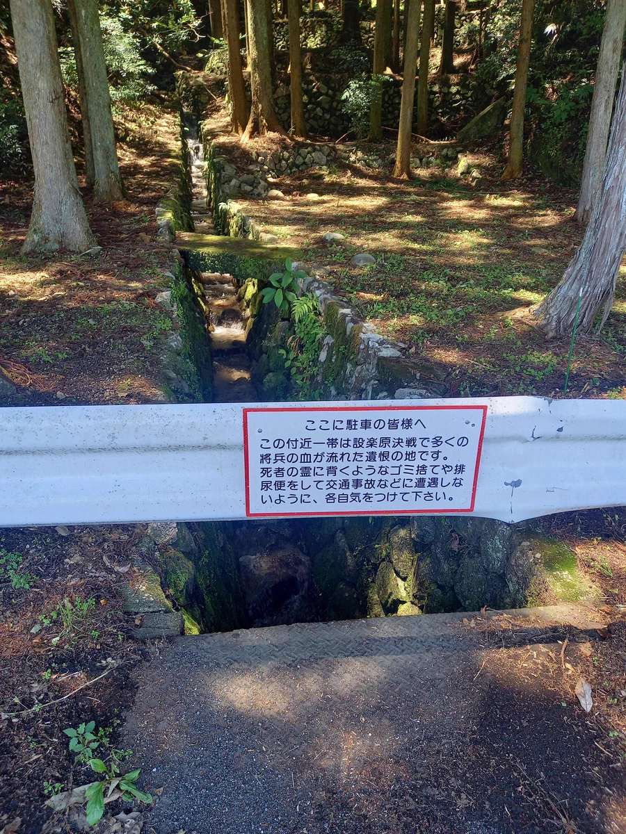この看板、かなり効果あるだろうなあ…死者の霊に背くようなポイ捨てなんか出来ない…