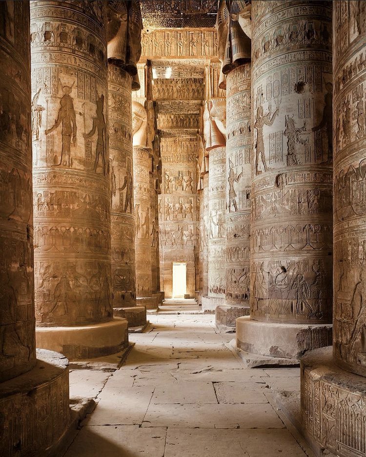 📍Templo de Hator, Dendera. Uno de los templos mejor conservados del Período Tardío egipcio.