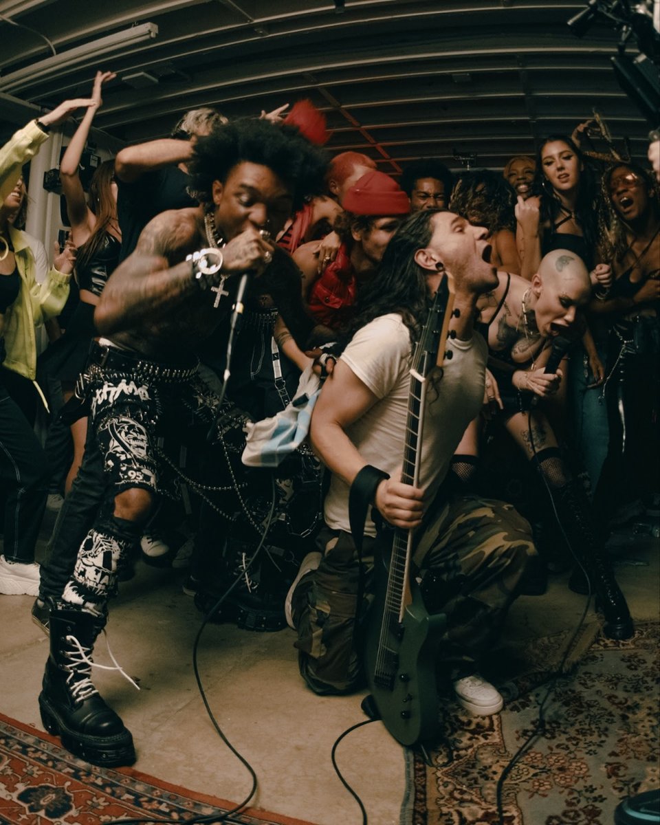 ⭐ Skrillex comparte su nuevo tema 'Too Bizarre' 😎 Con la colaboración de ⚡ Rae Sremmurd, Swae Lee y Siiickbrain y después de lanzar 🔥 ‘Butterflies’.
<a href="/Skrillex/">Skrillex</a> <a href="/WarnerMusicES/">Warner Music Spain</a> <a href="/WarnerMusicArg/">Warner Music Argentina 🇦🇷 ⭐⭐⭐</a> #skrillex
👇
wikirock.org/skrillex-compa…